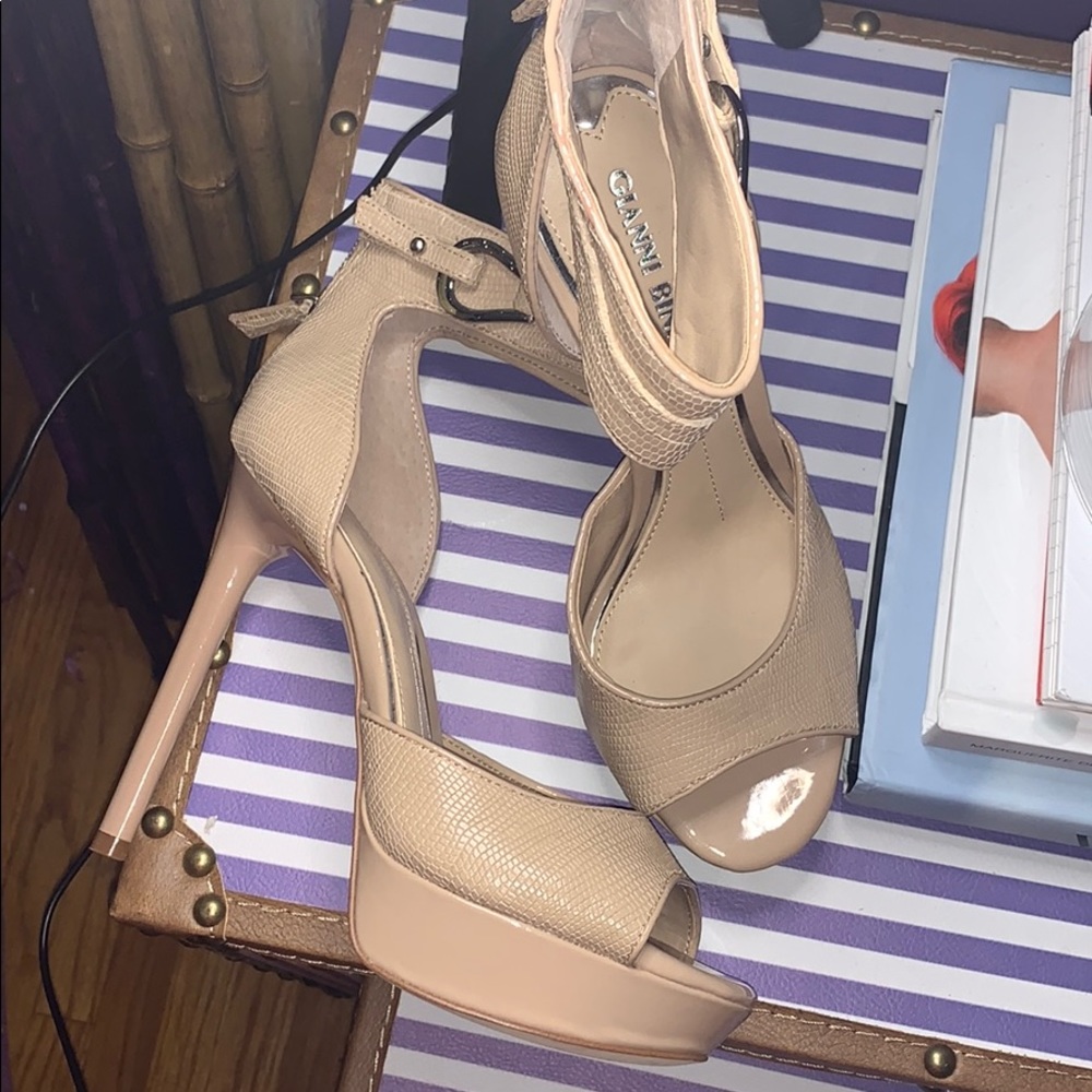 Gianni Bini Ivory Pump